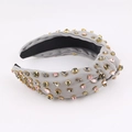 Dettaglio della fascia grigia annodata con strass colorati incastonati in griffe metalliche - Grigio (D)