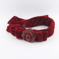 Dettaglio del cerchietto in velluto con una grande rosa 3D decorata con strass lucenti - Bordeaux (Rosa in Strass Rossa)