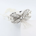 Detalle del tocado de mariposa barroca con perlas, pedrería y borlas de cuentas brillantes - Estilo Mariposa Blanca con Borla