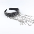 Dettaglio di un cerchietto nero di lusso con strass marquise e nappe argentate - Stile Nappina Strass Base Intarsiata (B)