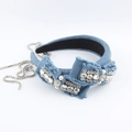 Dettaglio del cerchietto in denim blu con fiocco a strati, strass e perle lucide - Stile Fiocco Blu Denim con Volant (A)