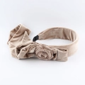 Dettaglio di un cerchietto in velluto champagne con rosa 3D e fiocco elegante - Champagne (Rosa Fiocco)