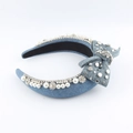 Dettaglio cerchietto in denim con strass scintillanti, perle e decorazione a fiocco - Fiocco Blu Denim con Doppia Fila di Strass (B)