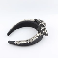 Dettaglio ravvicinato di un cerchietto nero con perle finte e strass luccicanti - Stile Fiocco in Tessuto Nero con Strass (C)