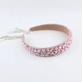 Vue détaillée du serre-tête rose en strass avec franges en chaîne argentée et doublure douce - Style Rose (E)