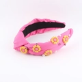 Cerchietto in tessuto rosa con girasoli, perle e strass su sfondo bianco nitido - Stile Girasole con Nodo Intrecciato (A) / rosa acceso