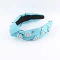Dettaglio di cerchietto in tessuto azzurro con fiori 3D, perle e strass luccicanti - Stile Floreale Perla in Tessuto Pieghettato (D) / Celeste