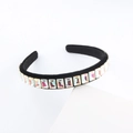 Détail de strass colorés sur serre-tête en velours noir avec une finition polie élégante - Irisé (G)