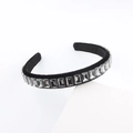 Détail d'un serre-tête en velours noir avec des strass étincelants de taille émeraude - Transparent Blanc (H)
