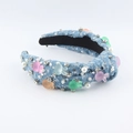 Détail macro du serre-tête en denim avec strass, perles et breloques de lapins colorés - Style Paillettes Lapin Noué Bleu Clair (D)