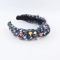 Nahaufnahme von Denim-Haarreif mit Kunstperlen, Kristallen und bunten Harzblumen - Dunkelblauer Ausgefranster Blumen-Herz-Stil (G)
