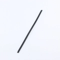 Dettaglio della striscia dentata antiscivolo nera per cerchietti con retro adesivo - C 5mm