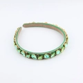Detalle de diadema de satén verde con piedras preciosas esmeralda y brillantes strass - Verde