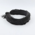 Dettaglio di cerchietto nero di lusso in peluche con ricami di perline e nappe eleganti - Stile Nappa di Lusso Nero (A)