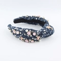 Detail eines Jeans-Haarreifens mit rosa Steinen, weißen Perlen und floralen Akzenten - Dunkelblauer Herz-Strass-Stil Mit Fransenkante (I)