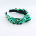 Dettaglio del cerchietto annodato verde smeraldo con gemme colorate e perline d'oro - Stile Verde Metallico (A)
