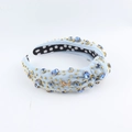 Dettaglio fascia in velluto azzurro con pietre preziose blu e scritta Angel dorata - Blu Chiaro