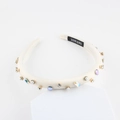 Vue détaillée du serre-tête en satin fait main avec strass colorés et perles blanches - Blanc perle
