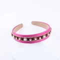 Cerchietto largo in raso rosso rosa con strass e perline su un supporto geometrico - Stile Magenta