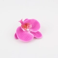 Dettaglio fermaglio per capelli orchidea rosa in seta con perla bianca al centro - Rosa Magenta (K)