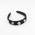 Dettaglio del cerchietto in velluto nero con eleganti ciondoli di perle e strass - Stile con Ciondolo di Perla (B)