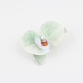 Dettaglio del fermaglio per capelli a orchidea con petali verde chiaro e perla bianca - Sfumatura Verde Chiaro Bianco (H)