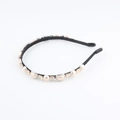 Dettaglio del cerchietto di lusso con perle e strass champagne su base in tessuto nero - Stile Perla Crema Strass Champagne (C)