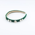 Dettaglio del cerchietto in velluto verde scuro con eleganti decorazioni di perle e strass - Verde Scuro