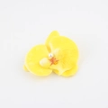 Dettaglio del fermaglio per capelli orchidea gialla con texture e perla bianca al centro - Giallo (B)