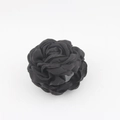 Detailopname van de zwarte stoffen rozenhaarklem met gelaagde 3D-bloemblaadjes - 10-11cm / Stijl B Zwart (10-11cm)