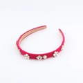 Dettaglio macro del cerchietto in velluto rosa rosso con fiori di perle e strass lucidi - Rosa Rosso