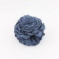 Macro-opname van de blauwe denim stoffen rozenhaarklem met gelaagde bloembladen en textuur - 10-11cm / Stijl C Denim Blauw (10-11cm)