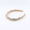 Dettaglio macro del cerchietto barocco cucito a mano con strass ambra e oro scintillanti - Champagne (C)