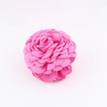 Dettaglio molletta per capelli a rosa rosa fatta a mano con petali in tessuto e trama lino - Stile I Rosa Acceso (10-11cm)