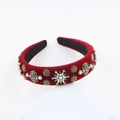 Detalle de diadema de terciopelo rojo con patrones barrocos de perlas y piedras brillantes - Burdeos