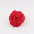 Gedetailleerde close-up van een rode satijnen roos haarklem met gelaagde stoffen bloemblaadjes - 10-11cm / Stijl A Rood (10-11cm)