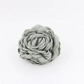 Detailopname van de grijze stoffen camelia haarklem met gelaagde bloemblaadjes textuur - 10-11cm / Stijl D Grijs (10-11cm)