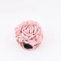 Dettaglio di una pinza per capelli a forma di rosa rosa in chiffon su sfondo bianco - Stile E Rosa (10-11cm)