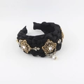 Detail eines schwarzen Satin-Haarreifs mit barocken Goldblumen und Kristallen - Klassisches Schwarz Vintage Strass Stil (B)