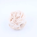 Dettaglio dei petali di rosa in tessuto crema con una delicata trama tessile - Stile F Beige (10-11cm)
