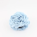 Dettaglio del fermaglio per capelli a rosa in tessuto celeste con petali a strati - Stile G Blu Chiaro (10-11cm)