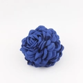 Dettaglio ravvicinato della rosa in tessuto blu zaffiro con petali multistrato testurizzati - Stile J Blu Reale (10-11cm)