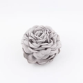 Vista dettagliata del fermaglio per capelli a fiore di camelia in tessuto grigio a strati - Stile K Grigio Medio (10-11cm)
