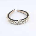 Dettaglio di strass scintillanti e cristalli floreali su un cerchietto sottile nero elegante - Stile Floreale Foglia Nero Argento