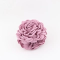 Dettaglio del fermaglio per capelli a rosa in tessuto rosa cipria fatto a mano - Stile L Rosa Antico (10-11cm)