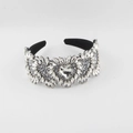 Detalle de diadema de terciopelo con cristales blancos y un gran diamante en forma de corazón - Blanco(D)