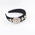 Vue détaillée d'un serre-tête en velours noir orné de motifs floraux en cristal luxueux - Serre-tête Noir Strass Blanc (D)