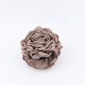 Dettaglio della pinza per capelli a rosa marrone caffè con petali in seta multistrato - Stile M Caffè (10-11cm)