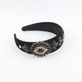 Vue détaillée d'un serre-tête en velours noir avec motifs floraux en strass et cristal - Serre-tête Noir Strass Noir et Blanc (B)