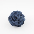 Vista macro dettagliata di un fermaglio per capelli a rosa in denim blu scuro con petali - Stile O Blu Denim (8-9cm)